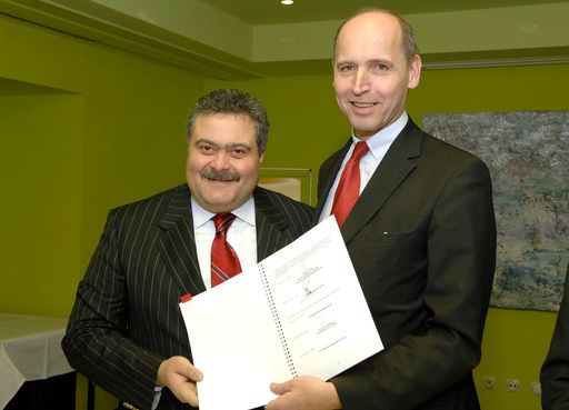 Neue BAWAG P.S.K. Versicherung startet als Bestbieter, v.l.n.r.: Dr. Luciano Cirina (Vors. der Vorstände Generali Holding Vienna AG), Dr. Stephan Koren (Vors. Aufsichtsrat BAWAG P.S.K. Versicherung AG)
http://www.pressefotos.at/album/1/1/200711/20071121_b/
