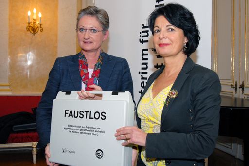  BM Schmied: "Gemeinsam gegen Gewalt an Schulen vorgehen" 
v.l.n.r.: BM Dr. Claudia Schmied, Dr. Christiane Spiel
http://pressefotos.at/m.php?g=1&u=53&dir=200711&e=20071121_f&a=event