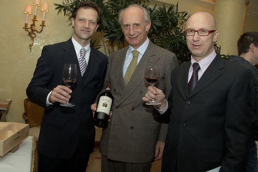 Im Bild v.l.n.r. Mag. Klaus Buttenhauser (Chefredakteur Falstaff), Marchese Leonardo de’Frescobaldi und Dr. Ottmar Kiem (Falstaff Italien Redakteur)
http://pressefotos.at/m.php?g=1&u=43&dir=200711&e=20071121_f&a=event
