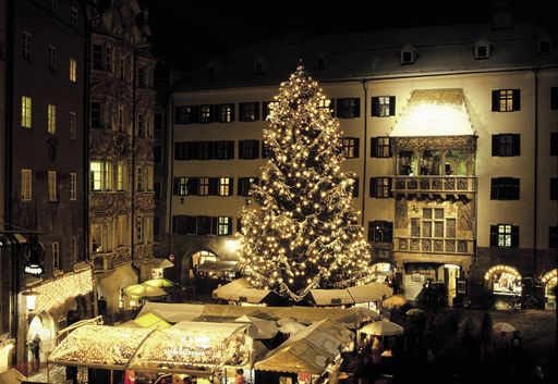 Unterm Goldenen Dachl trifft man sich in Innsbruck zum Christkindlmarkt. Heuer erstmalig ist auch die Maria-Theresien-Straße Teil des vorweihnachtlichen Geschehens.
