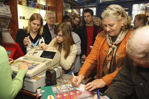 Bereits am Freitag nutzten viele die Chance auf den Dreifachjackpot und gaben ihre Lottotipps ab.