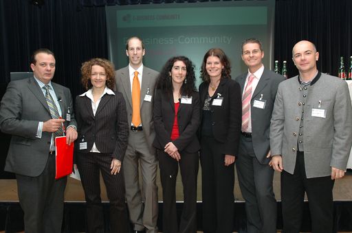  Bei der APA-E-Business-Community am Donnerstag diskutierten Experten über Chancen und Zukunft von Wikis in Unternehmen (v.l.n.r.): Thomas Stern (Moderator/Braintrust), Susanne Pöchacker (WKO), Alexander Szlezak (Gentics), Gisela Granitzer (Know-Center), Kathrin Aschauer (Capgemini), Sebastian Dietrich (Anecon) und Harald Leitenmüller (Microsoft Österreich).