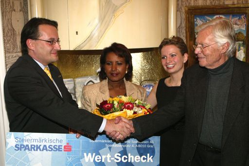 Foto v. li: Peter König (CEO SAPPHIR), Almaz Böhm (MfM), Barbara Beuchert (SAPPHIR), Karlheinz Böhm (MfM)