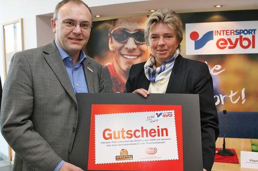 10 Jahre Megastore Mariahilferstrasse: Intersport Eybl zieht erste Bilanz! v.l.n.r.: Dr. Peter Wahle (Vorstand Sport Eybl & Sports Experts AG), Vbgm Grete Laska.
http://pressefotos.at/m.php?g=1&u=52&dir=200711&e=20071126_e&a=event