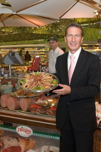  MERKUR Frisch-Eröffnung in Klagenfurt: Modernstes Markt-Konzept
sichert mit einzigartiger Frische Qualitätsführerschaft
im Bild: Merkur Vorstand Manfred Denner im neuen MERKUR Markt in Klagenfurt
http://pressefotos.at/m.php?g=1&u=55&dir=200711&e=20071127_m&a=event