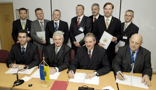 Die Vertreter der 11 mittel- und osteuropäischen Regionen unterzeichneten gemeinsam das CEE Cluster Agreement in Brüssel