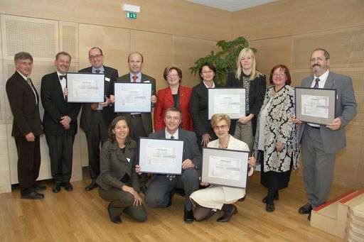http://pressefotos.at/m.php?g=1&u=43&dir=200711&e=20071128_b&a=event
Im Bild v.l.n.r.: stehend: Univ.-Prof. Dr. Reinhard Krepler, Dr. Christian Schweiger (Vertreter von Quality Austria) Wolfgang Waldmüller (HABIT Haus der Barmherzigkeit), Dr. Wolfgang Huber (Institutsdirektion), LAbg. GR Marianne Klicka, Eva Mutz-Amon (Pflegedirektorin), Maria Schlömicher (Pflegedienstleitung Clementinum), Mag. Eva Maria Luger (Dachverband Wr. Sozialeinrichtungen), Wilhelm Hamberger (SANA Care Catering Tokiostraße), sitzend: Daniela Metzenbauer (Haus der Barmherzigkeit Tokiostraße), Gerald Stohlmann (Verwaltung Tokiostraße), Prim. Dr. Athe Grafinger (Haus der Barmherzigkeit Tokiostraße)