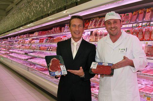  MERKUR setzt neue Zeichen in Oberösterreich
v.l.n.r.: Manfred Denner (Vorstand MERKUR Warenhandels AG), Günther Ziegler (Fleischhauer und Bereichsleiter Fleisch im MERKUR Wels-Nord)
http://pressefotos.at/m.php?g=1&u=54&dir=200711&e=20071128_m&a=event