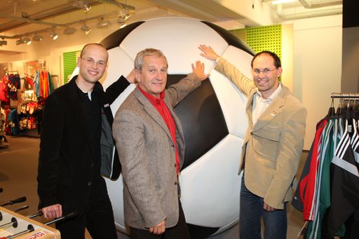 "President's Night" im Intersport Eybl Megastore in Salzburg im Bild v.l.n.r.: Roman Huber (GL Eybl Bergheim),Heinz Hochhauser von Red Bull Salzburg und Thomas Gassner (GL Eybl Salzburg)
http://pressefotos.at/m.php?g=1&u=62&dir=200711&e=20071129_e&a=event