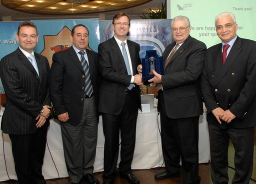  Egypt Air macht Wien zu Drehscheibe für Nord- und Osteuropa, v.l.n.r.: Dirk Schusdziara (COO Cairo International Airport), Mohamed Fathy Fathallah Refaat (Chairman Cairo International Airport), Mag. Friedrich Lehr (Senior Executive Vice President Business Unit Aviation, Vienna International Airport), Capt. Sherif Saad Eldin Galal (Chairman & CEO of Egypt Air), Ahmed M. Moneir (Regional Manager Austria and East Europe, Egypt Air)
http://pressefotos.at/m.php?g=1&u=1&dir=200711&e=20071130_e&a=event
