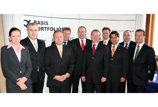 Die Österreich-Chefs der 10 Partner der BASISPORTFOLIOS - v.l.n.r.: Mercedes Schoppik SCHRODER / Ivan Rancic DWS / Franz-Xaver Jahrstorfer CREDIT SUISSE / Roland Gassmann SARASIN / Dirk Herrmann FIDELITY / Philipp Baar-Baarenfels HENDERSON / Roman Marx JP MORGAN / Horst Mathä FRANKLIN TEMPLETON / Michael Müller SECURITY KAG / Karl Banyai BLACKROCK