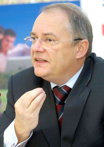 Vorschau Bild von Für rund 8 Millionen Versicherte in Österreich ist die e-card der Schlüssel zum Gesundheitssystem. Doch die e-card ist noch mehr: Mit der Bürgerkartenfunktion ist sie auch ein Schlüssel für die E-Government-Anwendungen der heimischen Verwaltungsbehörden. Im Bild: Sektionschef Dr. Manfred Matzka, Bundeskanzleramt