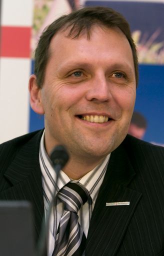 Vorschau Bild von Für rund 8 Millionen Versicherte in Österreich ist die e-card der Schlüssel zum Gesundheitssystem. Doch die e-card ist noch mehr: Mit der Bürgerkartenfunktion ist sie auch ein Schlüssel für die E-Government-Anwendungen der heimischen Verwaltungsbehörden. Im Bild: Ing. Roland Ledinger, Leitr des Bereiches IKT-Strategie des Bundes, Bundeskanzleramt