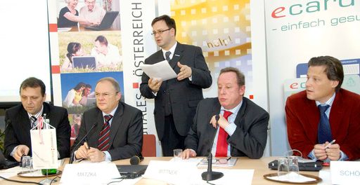 Für rund 8 Millionen Versicherte in Österreich ist die e-card der Schlüssel zum Gesundheitssystem. Doch die e-card ist noch mehr: Mit der Bürgerkartenfunktion ist sie auch ein Schlüssel für die E-Government-Anwendungen der heimischen Verwaltungsbehörden. v.l.n.r. Herr Ing. Ledinger, Herr Dr. Matzka, Herr Christian Rupp,Sprecher der Plattform "Digitales Österreich", Herr Bittner und Herr DI Schörghofer