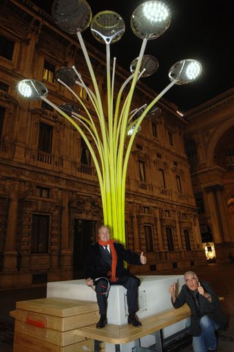 SOLAR TREE vor der Mailänder Scala
v.l.n.r. Ernesto Gismondi, Vorsitzender der ARTEMIDE Gruppe, Peter Noever, Direktor MAK