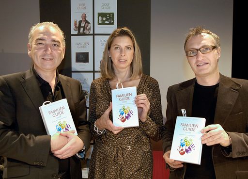  Familien Guide 2008: Helfen Sie helfen und unterstützen Sie Not leidende österreichische Familien, im Bild v.l.n.r.: Germanos Athanasiadis (KGV Marketing und VerlagsgmbH), Dr. Marion Breiter-O'Donovan (Autorin), Dr. Werner Binnenstein-Bachstein (Caritas)
http://pressefotos.at/m.php?g=1&u=1&dir=200712&e=20071204_f&a=event
