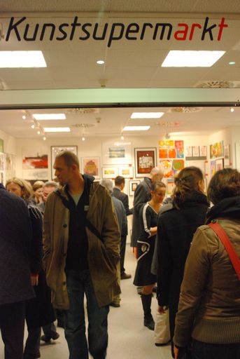 Vorschau Bild von Unter dem Motto, Kunst für alle erschwinglich zu machen, bietet der Kunstsupermarkt in der Mariahilfer Straße seit November Originalwerke zu niedrigen Preisen an. 700 dieser Unikate haben bereits einen Käufer gefunden.