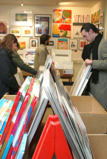 Vorschau Bild von Unter dem Motto, Kunst für alle erschwinglich zu machen, bietet der Kunstsupermarkt in der Mariahilfer Straße seit November Originalwerke zu niedrigen Preisen an. 700 dieser Unikate haben bereits einen Käufer gefunden.