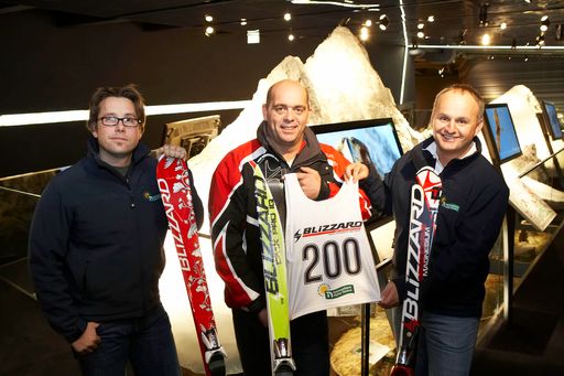  Im neuen Nationalparkzentrum in Mittersill präsentierten Blizzard Marketingmanager Thomas Rakuscha (mitte) gemeinsam mit Ferienregion Geschäftsführer Christian Wörister (rechts) und PR Manager Jörg Blaickner (links) die neue Kooperation zwischen Blizzard Ski und der Ferienregion Nationalpark Hohe Tauern.