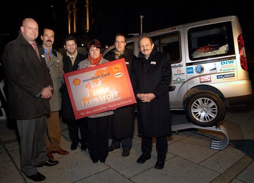 Mit LeasePlan kommt Weihnachtsstimmung auf: Franconi Anämie Hilfe erhält das LeasePlan Weihnachtsauto 2007, v.l.n.r.: Frank Hillen (Euro Insurances Ltd.), Mag. Hans Jörg Einfalt (Sales Manager euroShell Fleet Austria & Switzerland), Mag. Daniel Friedl(Fiat Austria), Monika Huber (Obfrau der Fanconi Anämie Hilfe Österreich), Alexander Schauer (Geschäftsführer LeasePlan), Ralf Dietrich (Geschäftsführer Fanconi Anämie Hilfe Deutschland)
http://pressefotos.at/m.php?g=1&u=1&dir=200712&e=20071204_l&a=event