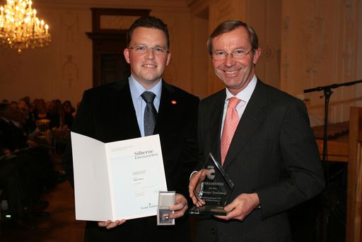 Albert Ebner jun. (re.) bei der Ehrung durch Landeshauptmann-Stellvertreter Wilfried Haslauer.