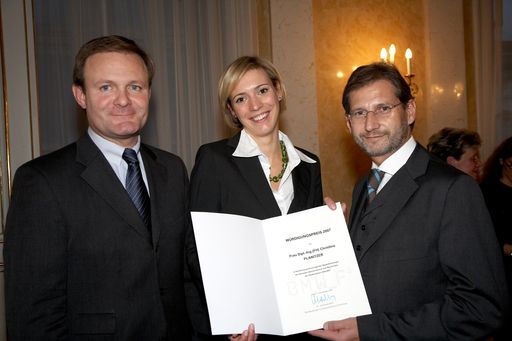  Wissenschaftspreis für Baxter-Nachwuchsforscherin
Im Bild von links nach rechts: Diplomarbeitsbetreuer Herr  Dr. Thomas Kreil, Frau DI (FH) Christine Planitzer und BM Dr. Johannes Hahn
http://pressefotos.at/m.php?g=1&u=38&dir=200712&e=20071205_b&a=event