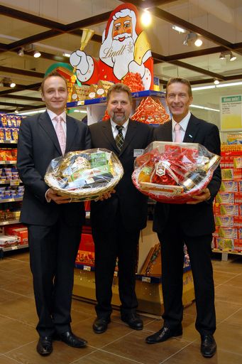  im Bild v.l.n.r.: Mag. Klaus Pollhammer  (Vorstand MERKUR Warenhandels AG), Karl Brandtner (MERKUR Marktmanager - Markt Bad Vöslau), Manfred Denner (Vorstand MERKUR Warenhandels AG)
http://pressefotos.at/m.php?g=1&u=53&dir=200712&e=20071205_a&a=event
