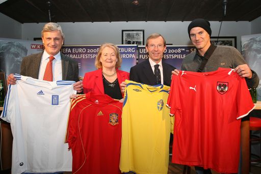 Vorschau Bild von T-Shirtübergabe,
UEFA EURO 2008 in Salzburg,
im Bild v.li: Bürgermeister Stv. Harald Preuner, WKS Vizepräsidentin Regina Bayer-Volkmann, LH-Stv. Wilfried Haslauer und Alexander Zickler Fußballer des Jahres 2006;