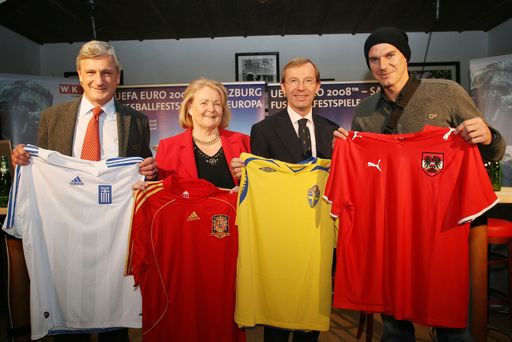  T-Shirtübergabe,
UEFA EURO 2008 in Salzburg,
im Bild v.li: Bürgermeister Stv. Harald Preuner, WKS Vizepräsidentin Regina Bayer-Volkmann, LH-Stv. Wilfried Haslauer und Alexander Zickler Fußballer des Jahres 2006;