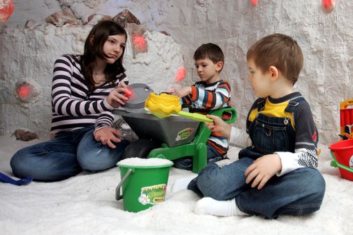 Vorschau Bild von Bei den Kinder-Sessions dürfen die Jüngsten im Salz mit Sandspielzeug spielen