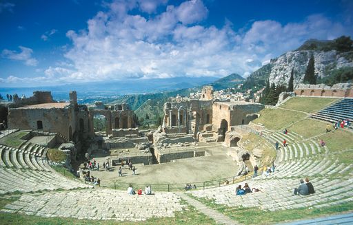 Sizilien mit Griechischem Theater in Taormina mit Blick auf Ätna