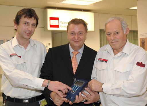 Übergabe der 3000ten Bankomat-Kasse in der öffentlichen Verwaltung an das Zollamt am Flughafen Wien Schwechat durch STS Dr. Christoph Matznetter, BMF. 11.12.2007