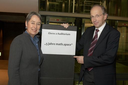 5 Jahre math.space 
Im Bild v.l.n.r. Margit Fischer und Prof. Rudolf Taschner 
http://pressefotos.at/m.php?g=1&u=43&dir=200712&e=20071212_m&a=event