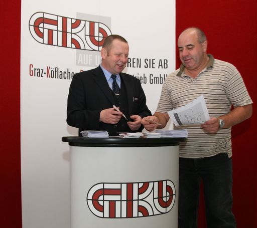 Vorschau Bild von Ein Anton Paar Mitarbeiter informiert Sich über das Angebot der GKB