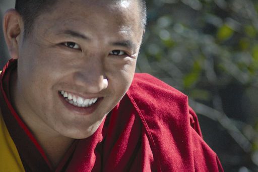 Tulku Lama Lobsang, tibetischer Mediziner und hoher Buddhistischer Meister, präsentiert Übungen und Atemtechnikern gegen Stress