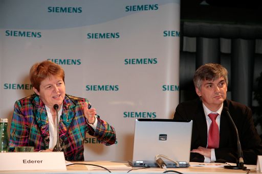 Mag. Brigitte Ederer, Vorsitzende des Vorstands der Siemens AG Österreich und Mag. Arnulf Wolfram, Leiter Corporate Finance, Siemens AG Österreich