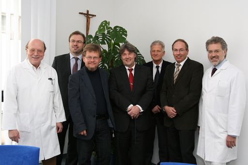 v.l.n.r.: Prim. Dr. W. Artmann, Ärztlicher Leiter Klinikum, Dr. H. Geck, Vorstand gespag, Prim. Dr. E. Windhager, Ärztlicher Direktor Psychiatrische Klinik, Mag. R. Kaplinger, Geschäftsführer Klinikum, Dr. M. Koblmüller, Vorstand gespag, Mag. D.Timmerer, Geschäftsführung Klinikum, Prim. Dr. W. Aichinger, Stv. Ärztlicher Leiter Klinikum.
http://pressefotos.at/m.php?g=1&u=54&dir=200712&e=20071214_k&a=event