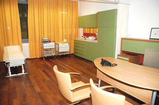 Zubau steigert Angebot und Qualität - Untersuchungs- und Behandlungsraum im modernen Ordinationszentrum