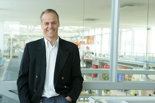 Dr. Hakert setzt den ersten Schritt in Richtung Öffnungszeiten 2008.