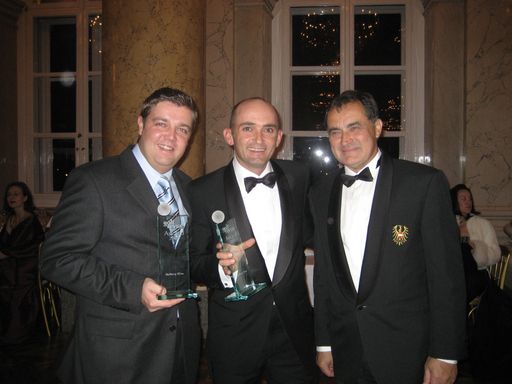  Österreichs Golfer des Jahres, Markus Brier (mitte) gratuliert gemeinsam mit ÖGV Präsident Franz Wittmann (rechts) dem Geschäftsführer Matthias Wobornik von der Golfschaukel Lafnitztal zur Auszeichnung "Golfclub des Jahres 2007"(links)