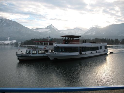 Die MS Österreich schleppt das neue Schiff zur Anlegestelle von St. Wolfgang