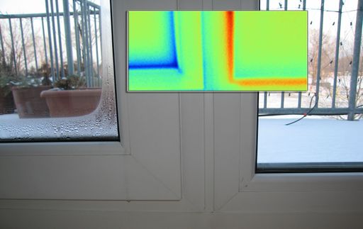 Die Wärmebildaufnahme zeigt: T-Stripe beheizt die Kältebrücken am Fensterrand (linkes Fenster ohne T-Stripe, rechts mit T-Stripe)