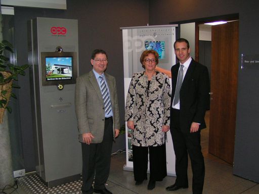 Vorschau Bild von Unter der Schirmherrschaft von Staatssekretärin Silhavy wurde der erste Internet-Terminal mit Bürgerkartenfunktion in der Gemeinde Engerwitzdorf in Oberösterreich feierlich in Betrieb genommen. Im Bild: Bürgermeister Schimböck, Staatssekretärin Silhavy, Mag. Detter