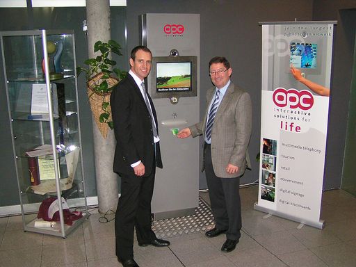  Unter der Schirmherrschaft von Staatssekretärin Silhavy wurde der erste Internet-Terminal mit Bürgerkartenfunktion in der Gemeinde Engerwitzdorf in Oberösterreich feierlich in Betrieb genommen. Im Bild: APC Mitarbeiter Mag. Detter demonstriert Bürgermeister Schimböck die Bürgerkartenfunktionalität