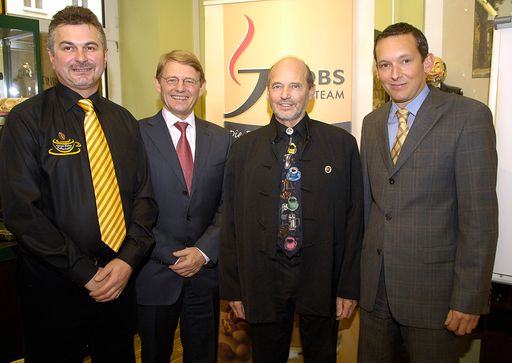 Jacobs meets Barista - Kaffeekompetenz hoch drei v.l.n.r.: Goran Huber (Österreichischer Barista-Staatsmeister), Peter Reinecke (Generaldirektor Kraft Foods Austria), Edmund Mayr (Kurator Kaffee Kompetenz Tentrum), Gerhard Schaller (Direktor Gastronomie Kraft Foods), Fotografiert von Niko Formanek
http://pressefotos.at/m.php?g=1&u=1&dir=200801&e=20080109_j&a=event