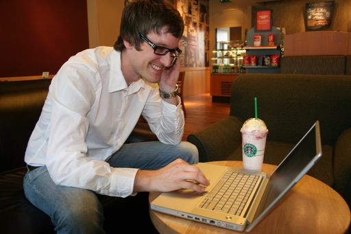 Kostenloses Wireless Internet bei Starbucks: In allen Starbucks Coffeehouses in Österreich steht den Gästen ab 11. Jänner ein kostenloser Internet-Zugang per WLAN (Wireless Local Area Network) zur Verfügung - Anbieter ist T-Mobile.