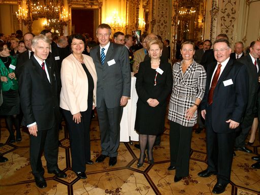 Im Bild v.l.n.r.: Dr. Andreas Barner, Mitglied der Unternehmensleitung von Boehringer Ingelheim und verantwortlich für die Unternehmensbereiche Forschung, Entwicklung und Medizin; Mag. Renate Brauner, Vizebürgermeisterin und amtsführende Stadträtin für Finanzen, Wirtschaftspolitik und Wiener Stadtwerke; Dr. Martin Bartenstein, Bundesminister für Wirtschaft und Arbeit; KR Brigitte Jank, Präsidentin der Wirtschaftskammer Wien;Christa Kranzl, Staatssekretärin im Bundesministerium für Verkehr, Innovation und Technologie; KR Klaus Stochl, Landesleiter Boehringer Ingelheim Österreich, Mittel- und Osteuropa.