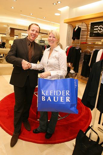 im Bild v.l.n.r.: Gewinnerin Frau Tamara Feichter und Filialleitung Günter Juranitsch
