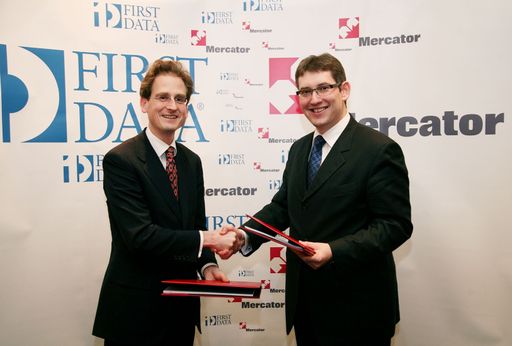  Stefan Klestil, President First Data, und Ziga Debeljak, President Mercator, kündigen ihre Zusammenarbeit bei Kundenkarten an