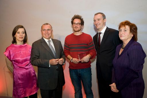 Im Bild (v.l.n.r.): Moderatorin Clarissa Stadler, Bundeskanzler Dr. Alfred Gusenbauer, T-Mobile Art Award Gewinner Leopold Kessler, T-Mobile Austria CEO Robert Chvatal und Jury-Mitglied Prof. Valie Export, nach der Verleihung des T-Mobile Art Awards 2007.